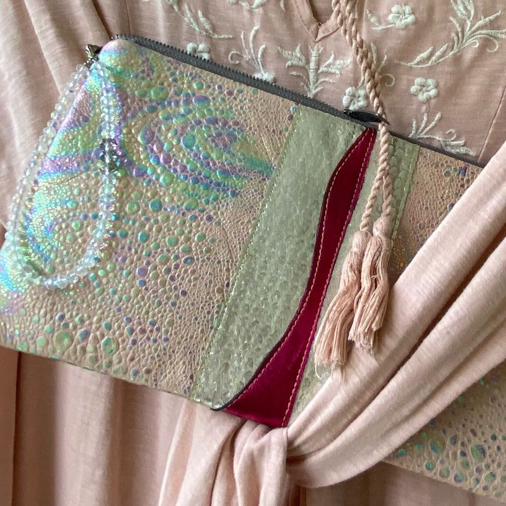 VGU Anita🌸Pink🎀Textured Clutch/Wristlet w/Beaded Zipper Pull & 2 Inside Pocket